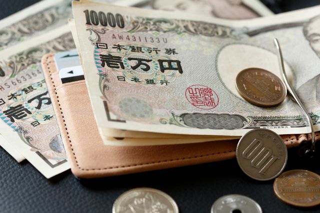 日本の一万円と小銭