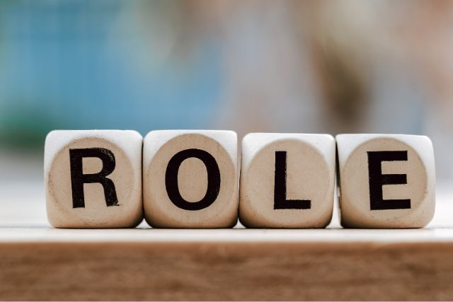 ROLEと書かれた木のブロック