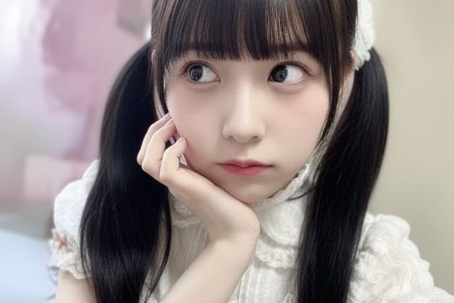 考える若い日本人女性