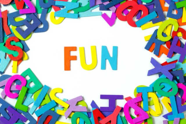 FUNと書かれた文字とカラフルなアルファベット