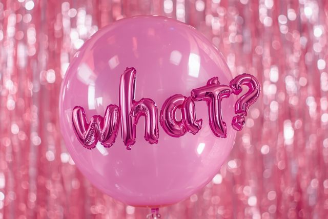 浮き出す「what」の文字 WHATはバルーン