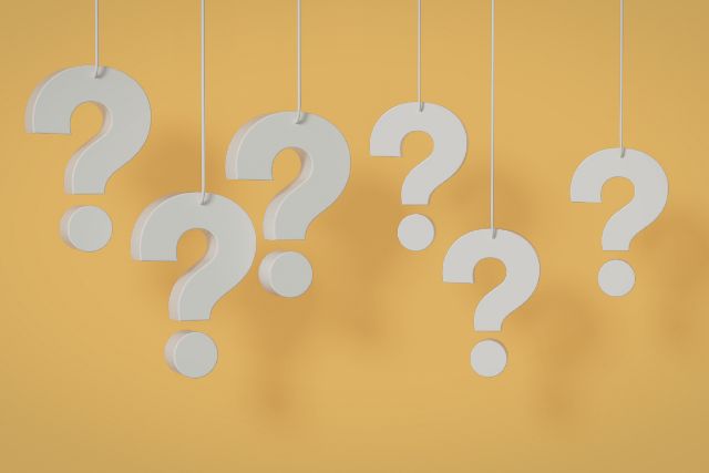 吊り下げられたたくさんの？マーク
