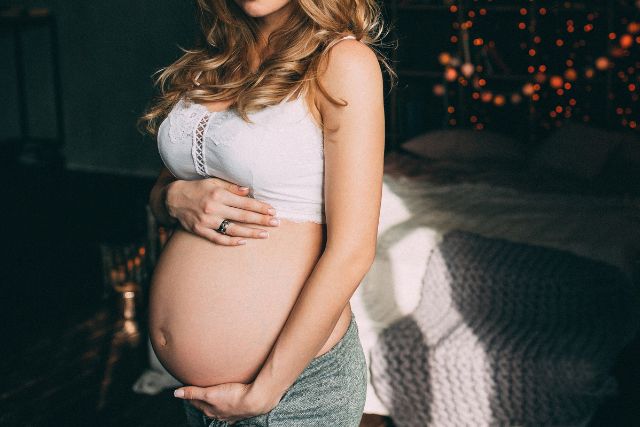 大きなお腹を支える妊婦