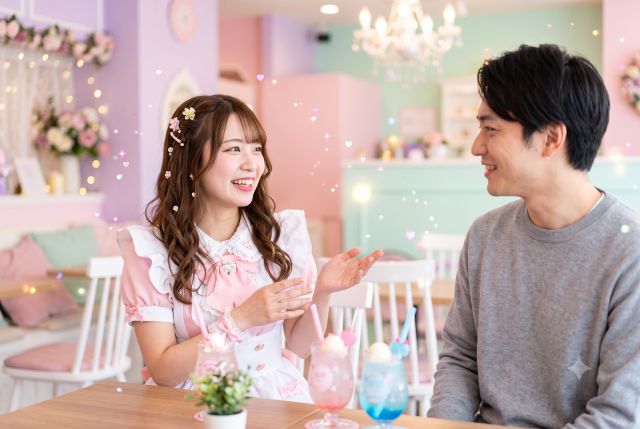 楽しそうに話す男女