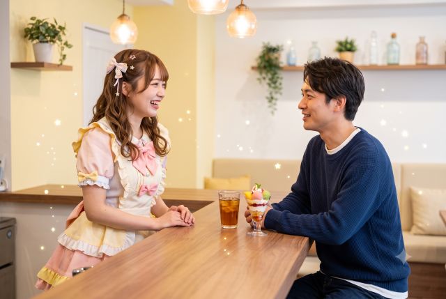 カウンター越しに話す男女