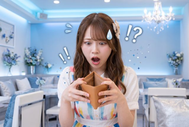 お財布の中を見て焦る女性