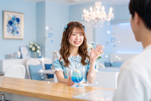 男性と会話するメイド服の女性