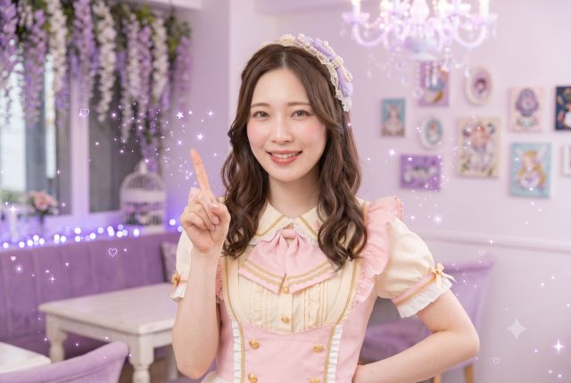 人差し指を立てるメイド服の女性