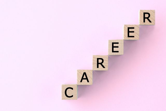 キャリアと書かれた木のブロックが右上に並んでいる