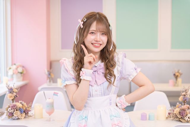 人差し指を立てる女性