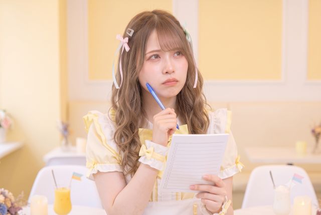 メモを持って何かに悩む女性