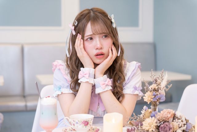 頬を抑えながら悩む涙目の女性