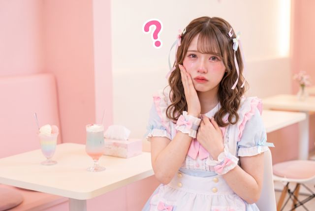 ハテナマークを浮かべながら悩む涙目の女性
