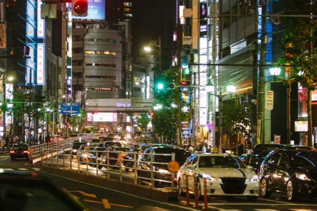 夜の東京の街