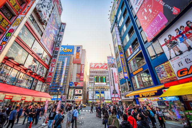 秋葉原と思われる街の風景