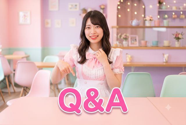 Q&Aの文字を指さすメイド服の女性