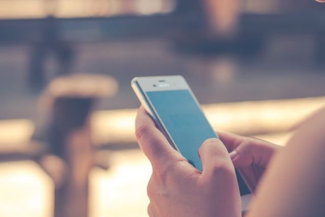 スマホを触る女性の手
