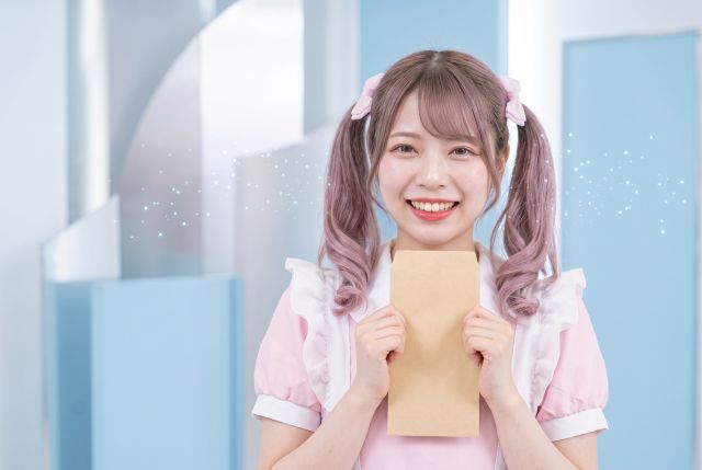 給料袋を持つメイド服の女性