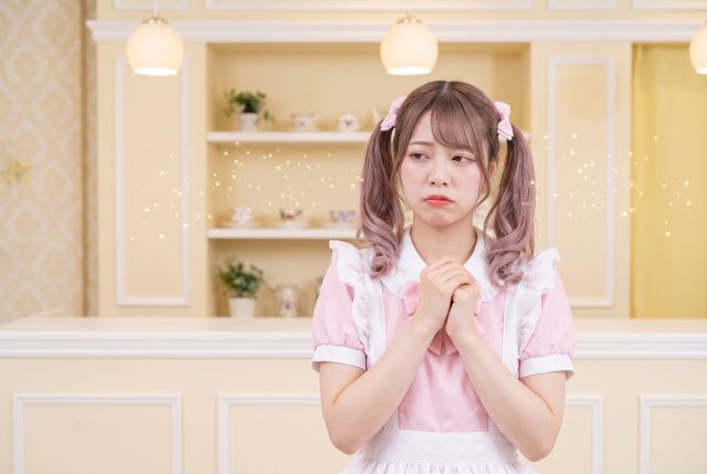 胸に手を当てて心細そうな顔をするメイド服の女性