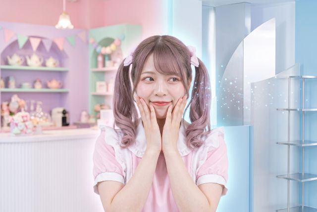 ピンクのお店と水色のお店で悩むメイド服の女性