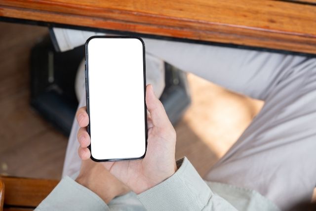 スマホを見ている男性の手元