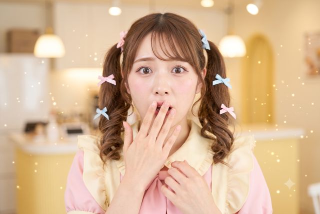 口元を抑えて驚くメイド服の女性