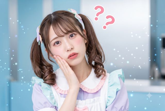 ハテナマークを浮かべるメイド服の女性