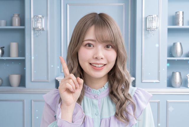 人差し指を立てる女性