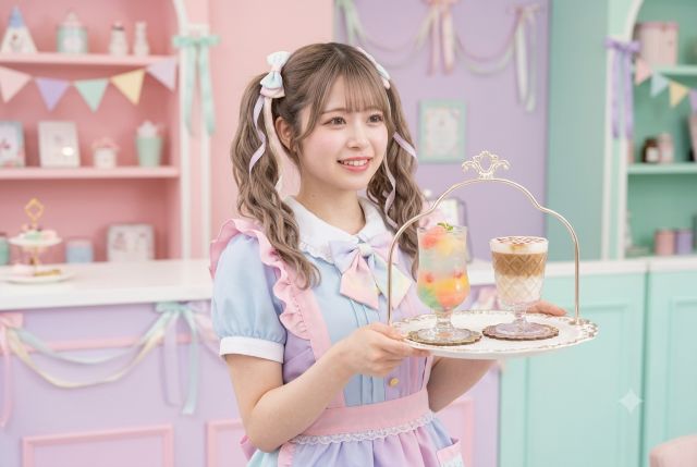 ドリンクを運ぶメイド服の女性
