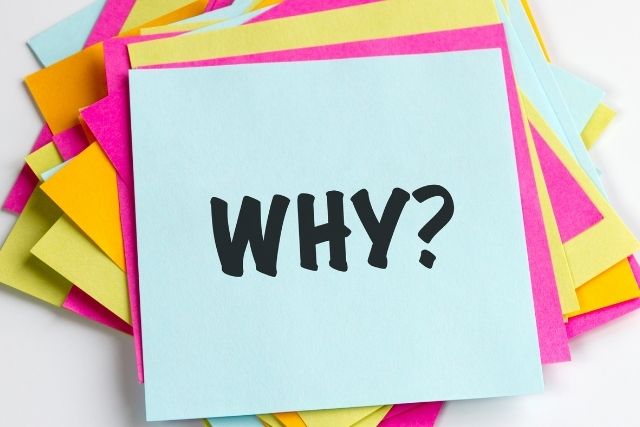 WHY？と書かれたカラフルな付箋