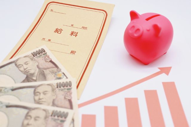 給与袋と日本円、豚の貯金箱