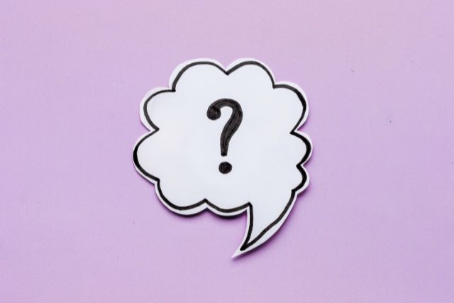 吹き出しに?が書かれている