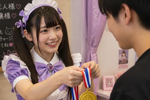 ゴールドメダルを渡すメイド嬢