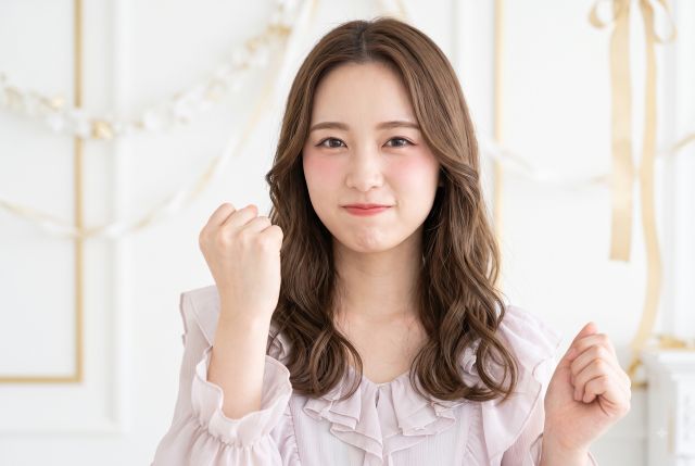 ガッツポーズをする女性