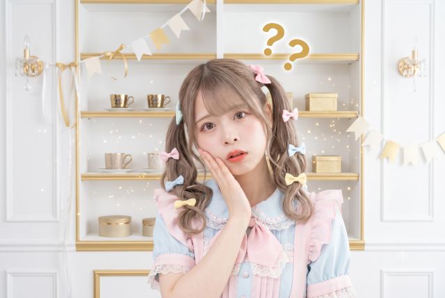 ハテナマークを浮かべるメイド服の女性