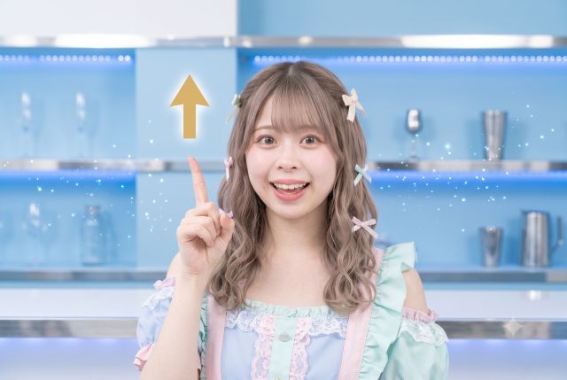 上を指さす女性
