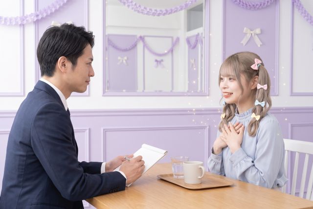 スーツの男性と話す女性
