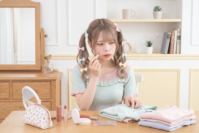 メイクをする女性