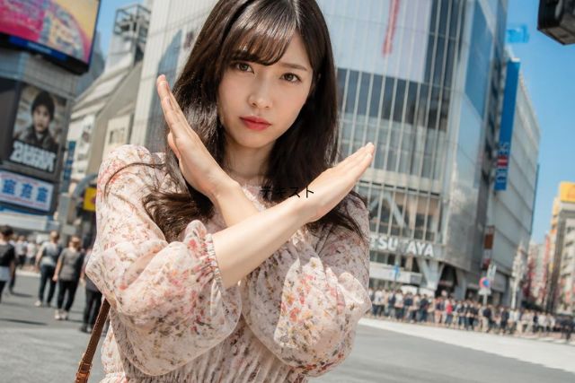 NGを意図する×マークをする女性