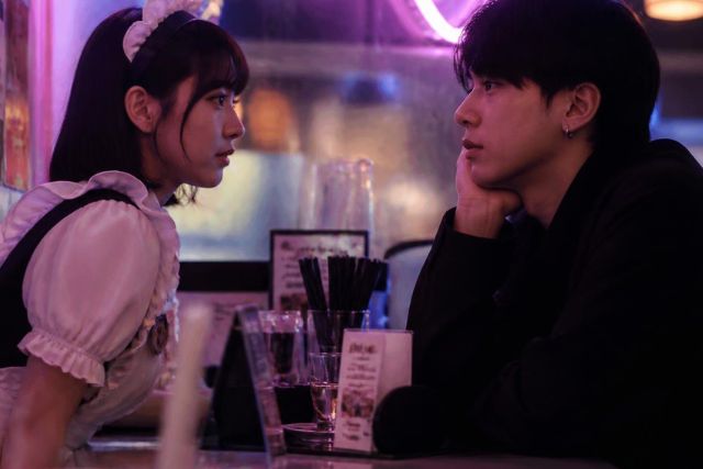 見つめ合うメイド嬢と若い日本人男性