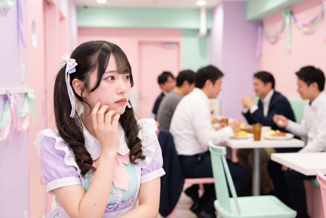 お客様を見るメイド服の女性