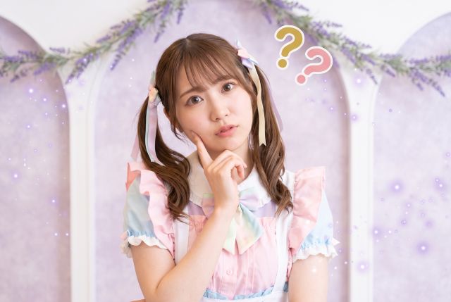 ハテナマークを浮かべるメイド服の女性